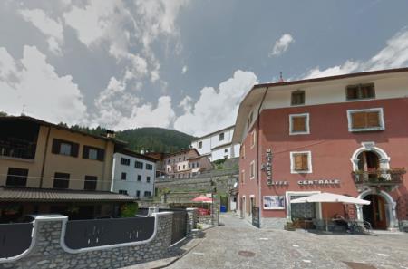 Vista del laboratorio dalla piazza del comune - Sutrio Udine 